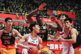 河南广东篮球巅峰对决激烈对抗引爆全场激情
