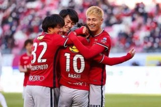 浦和vs川崎激烈对决引爆全场球迷热情
