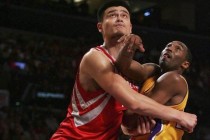 科比53分对决姚明35分，NBA传奇巅峰之战引爆全场激情