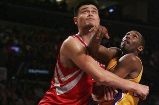科比53分对决姚明35分，NBA传奇巅峰之战引爆全场激情