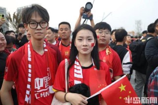 中国女球迷热情助威世界杯赛场风采引燃全球观众热议浪潮